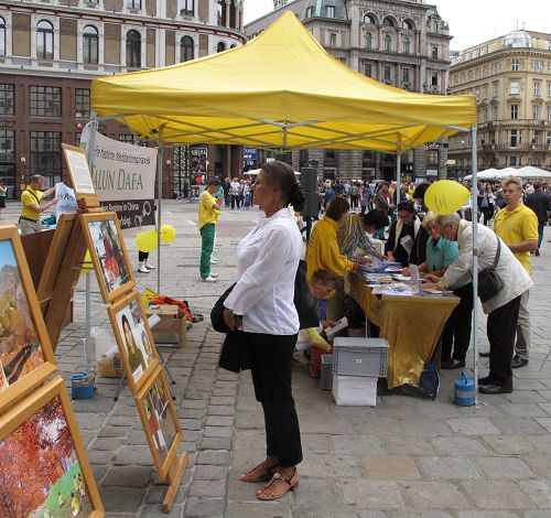 图:二零一五年九月十九日下午,部分法轮功学员继续在斯特凡大教堂前广场上讲真相,人们驻足观看、了解真相并签名反迫害