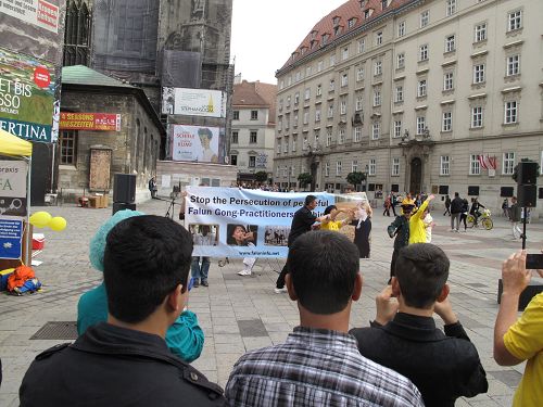 图:真相剧讲述中共警察开始抓捕炼功中的法轮功学员