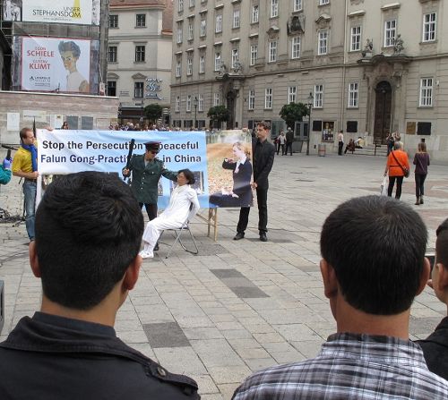 图:真相剧演示中共以各种方式酷刑折磨迫害法轮功学员