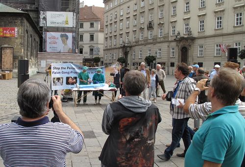 图:真相剧演示中共大规模活摘法轮功学员器官贩卖牟利