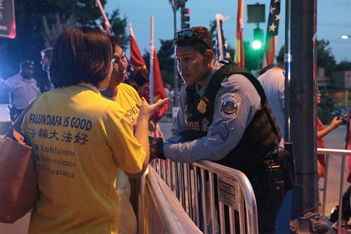 图5 :一位警察听法轮功学员讲述受迫害的经历。