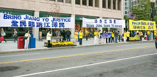 图6: 九月二十五日,奥巴马和习近平会见时,法轮功学员在白宫周围的街道两旁打横幅。