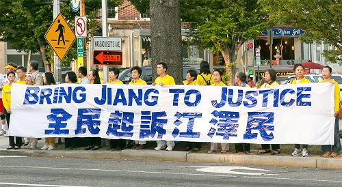 图8:九月二十四日傍晚,华府部分法轮功学员在习近平入住的酒店外打横幅,表达心声。
