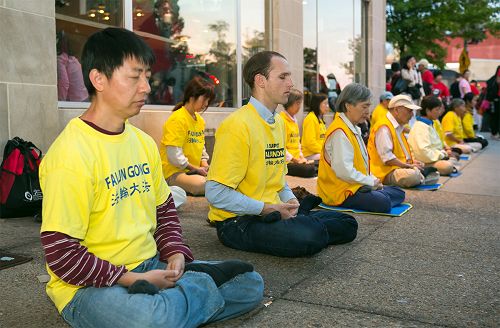图10:九月二十四日傍晚,法轮功学员安静祥和的炼功场面吸引了过往行人的关注。