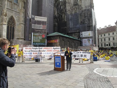图1:二零一五年九月十九日上午,欧洲法轮功学员在维也纳斯特凡大教堂前广场举行反迫害、声援全球控江集会