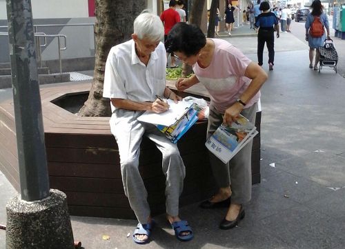 图:老学员的征签举报江泽民,得到颇多市民签名。