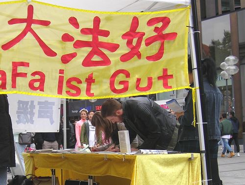 图3:德国慕尼黑市中心,市民、游客签名声援法轮功反迫害