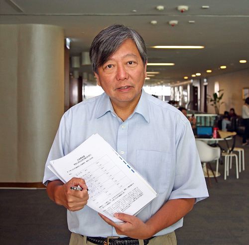立法会议员李卓人支持诉江,签署了针对江泽民罪行的刑事举报书。