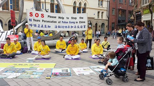 法轮功的反迫害活动引起很多市民关注,了解真相