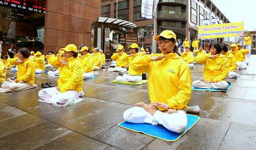图:悉尼市中心著名的马丁广场上,法轮功学员集体晨炼