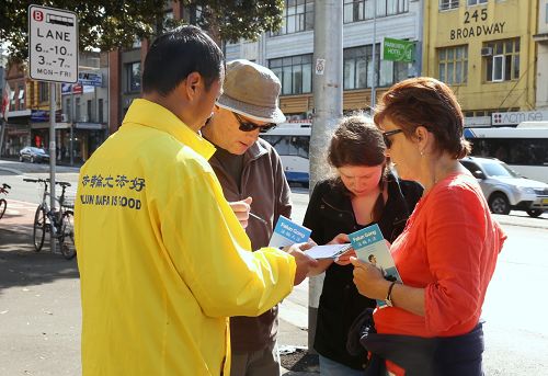 法轮功学员在悉尼市区讲真相,征集签名,声援对迫害元凶江泽民的控告