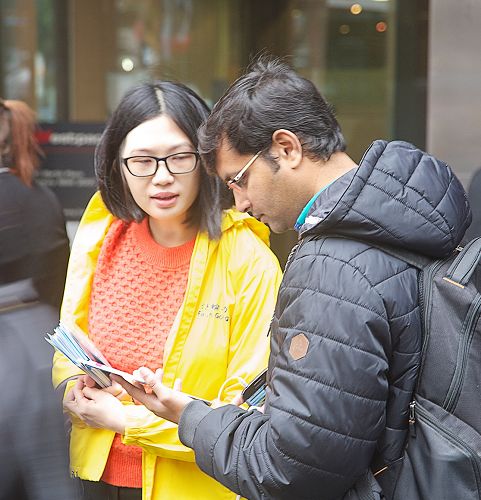 图1-2:法轮功学员在悉尼市中心讲真相,征签反迫害