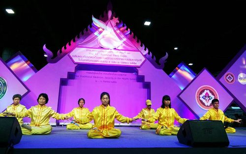 泰国中药博览会上,法轮功学员登台表演功法
