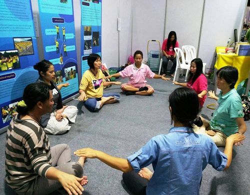 泰国中药博览会上,学炼法轮功的参观者络绎不绝