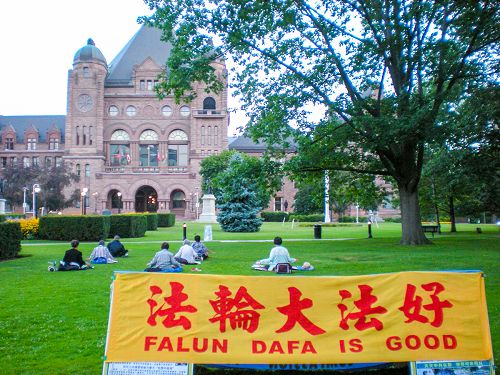娴静、清新的皇后公园里,每天早上五点半,法轮功学员就开始在这里炼功,并准备向大陆游客讲真相