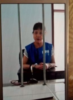 图一桑顺云身穿囚服,戴手铐,在安阳市看守所会见室。