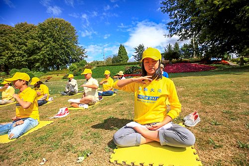 图2-3:法轮大法小弟子集体炼功