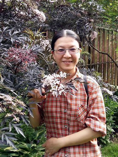 图1:修炼大法后,多种疾病痊愈,林雪难掩心中的喜悦。