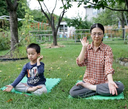 图2:摆脱乳癌忧郁困扰获新生的林雪和儿子在后院打坐。