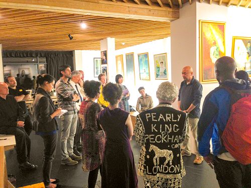 图3:二零一五年九月二日,在 “真善忍”美展开幕式上,现居伦敦的维吾尔族医生安华托蒂向来宾讲述自己在新疆时曾被卷入活摘器官的经历