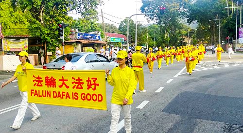 图1-4:法轮大法游行队伍应邀参加“槟城和平之跑”,并在交通警察和志愿警卫队的协助开路下,引领嘉宾与民众们步行了全程。