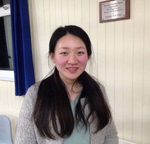 图:来自英国北爱尔兰的法轮功学员索尼娅(Sonia Zhang)在伦敦参加集体学法炼功,并表达对法轮大法的感恩