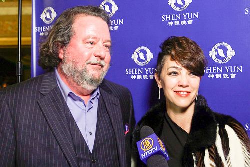 John Gwynne是一家保健机构副总裁兼合伙人,他和在一家康复中心任执行总裁的Sofia Bong女士于一起前来底特律歌剧院观看神韵演出。
