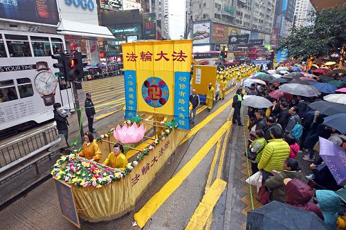 法轮功学员的游行队伍,沿途吸引许多游客和市民观看。