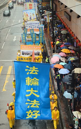 法轮功学员的游行队伍将真善忍的福音传遍大街小巷,也为大众带来未来人类的希望。