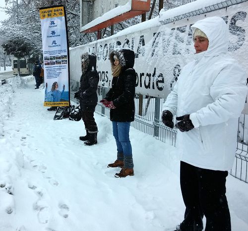 图1:罗马尼亚东西方法轮功学员大雪中安静地炼功