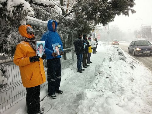图2-4:学员们手持被迫害致死的法轮功学员照片,在中使馆前和平抗议