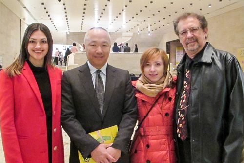 前舞蹈演员茱莉亚傅亚 (左一)、摄影师米歇尔、录音师Tatsuya Sato一起观赏了2016年1月16日晚神韵纽约艺术团在纽约林肯中心大卫寇克剧院的第4场演出,赞叹神韵演出是真正高品质的中国舞
