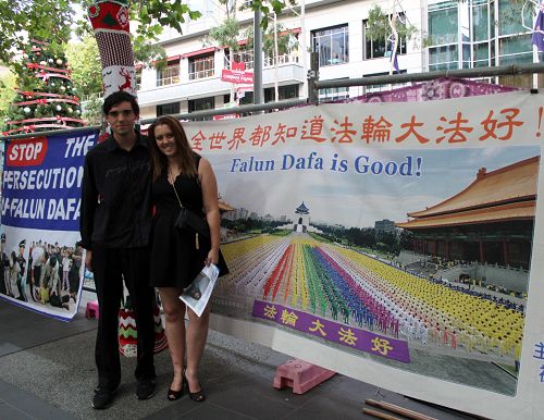 图6:苏利文(Sullivan)女士和家人来自距离墨尔本三小时车程的奥尔伯里市,她听说过法轮功,但第一次有机会签名,她说:“我希望活摘器官的暴行能尽快被制止。”
