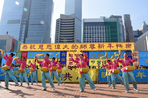 图5. 法轮功学员表演喜庆的腰鼓舞,恭祝师父新年快乐。