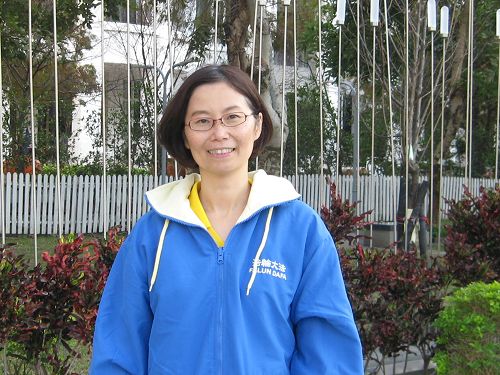 在外贸公司上班的李佳玲因修炼法轮功而身心健康,由衷感谢李洪志师父。