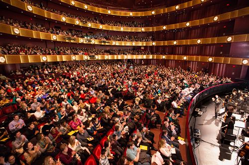 2016年1月14日至17日神韵艺术团纽约林肯中心大卫寇克剧院(David H. Koch Theater at Lincoln Center)四天五场演出场场爆满,创下令业界刮目相看的票房奇迹。
