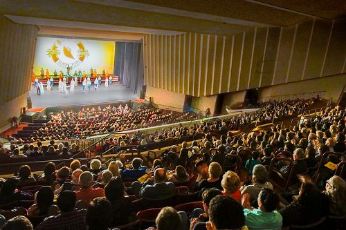 2016年1月16日,神韵在加州弗雷斯诺市的初次上演,当天的两场演出连连爆满,并引起轰动。
