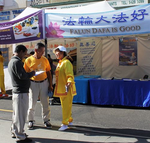 图2-5:当地民众和游客纷纷在征签表上签名,呼吁制止中共对法轮功的迫害。