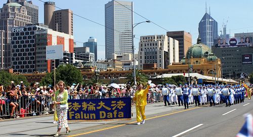 图1-4:维多利亚法轮大法学会参加在墨尔本举行的一年一度澳洲国庆日大遊行,沿途观众不断欢呼、喝彩。
