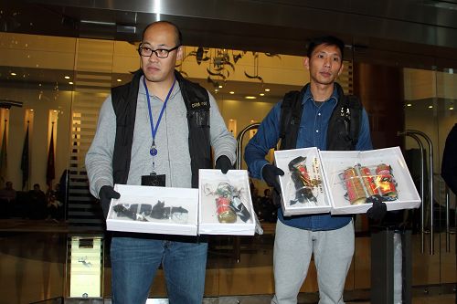 图3: 法轮功学员举办法会的会场尖沙咀龙堡国际宾馆,有人报称有炸弹,警方其后证实并非爆炸品,并向传媒展示。