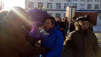 2016年1月27日,众亲友和同修前往大庆看守所迎接赵文广