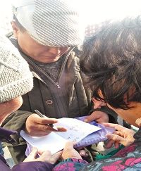 图:民众在举报江泽民的举报信上签名