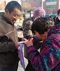 图:民众在举报江泽民的举报信上签名、按手印。