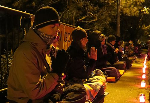 图:在中使馆前举行烛光守夜的法轮功学员