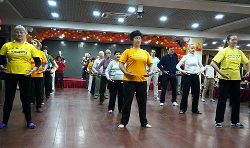交流会前,学员们集体炼功