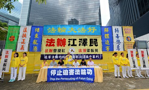图2:香港法轮佛学会发言人简鸿章强调恶人必定难逃法网,谆谆提醒世人了解真相,择善而行,必得神佑。