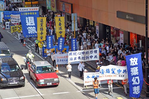 图12-15:法轮功学员的游行队伍向民众传递真相。