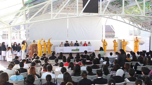 '图1:法轮功学员在舞台上表演腰鼓舞'