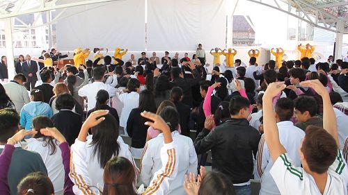'图2:法轮功学员在台上教功'