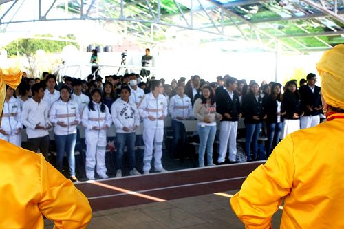 '图3:学生们在学功'